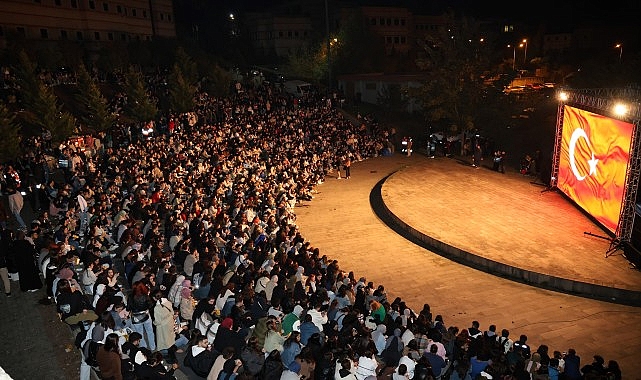 Kocaeli Üniversitesi öğrencileri, Türk