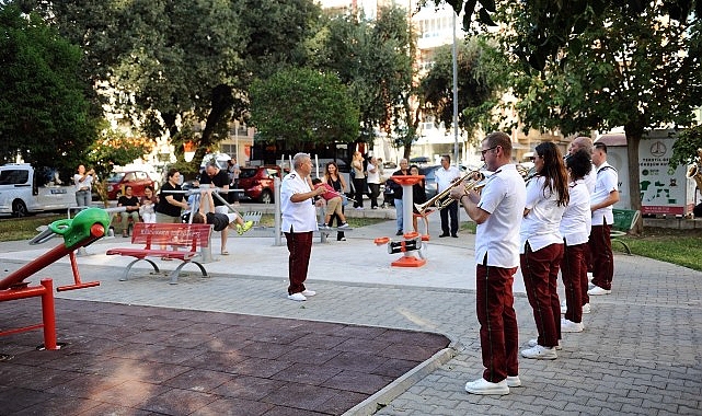 Karşıyaka Belediye Bandosu tarafından,