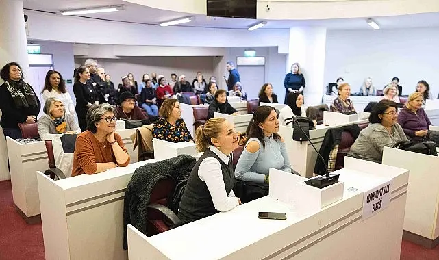 Balçova Belediye Başkanı Onur Yiğit, semt evlerindeki kurslara katılan kadınlarla