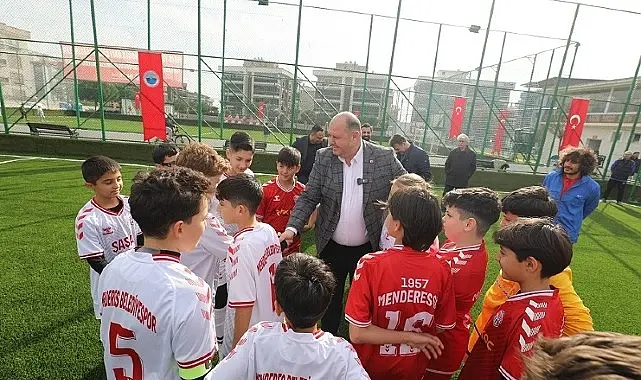 Menderes’te, Fırat Yılmaz Çakıroğlu Spor Tesisleri’nde yer alan halı sahalar