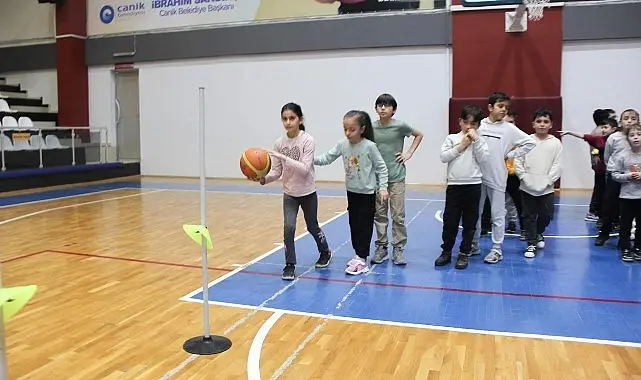 Canik Belediyesi’nin yarıyıl tatilinde düzenlediği ‘Parkur Etkinliği’ öğrencilerin ve velilerin