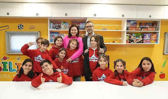 Taş Kâğıt Makas Atölyesi kurucuları Ceyda Düvenci ve Aslı Cüreklibatır,