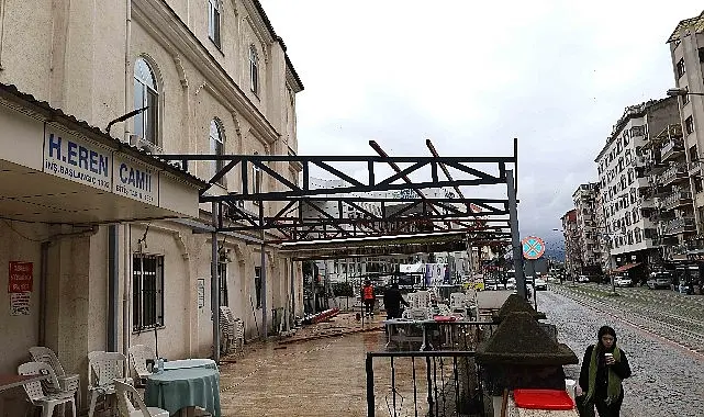 Kocaeli Büyükşehir Belediyesi, İzmit Eren Camii’nin bahçesine, özellikle cuma ve