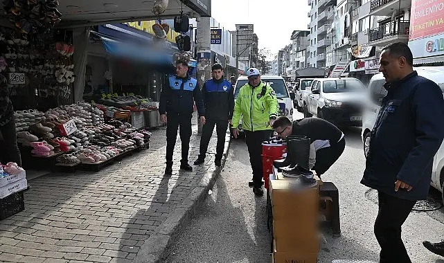 Karabağlar Belediyesi Zabıta Müdürlüğü ekipleri, il emniyet müdürlüğü ekipleriyle birlikte