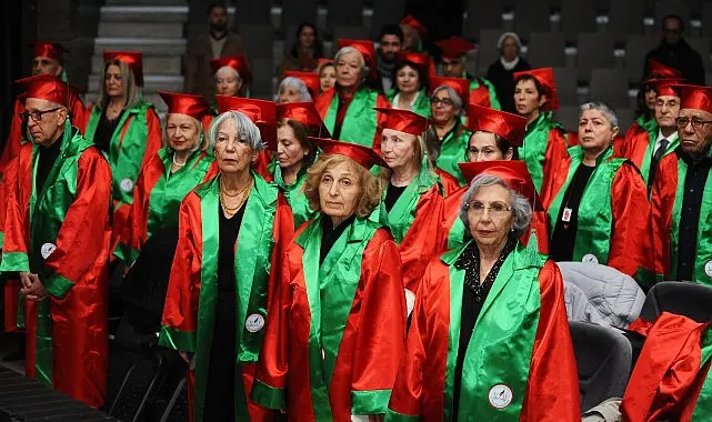 Karşıyaka Belediyesi 3. Yaş Üniversitesi’nde eğitim gören 60 yaş ve