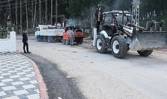 Kemer Belediyesi Fen İşleri Müdürlüğü ekipleri ilçe genelinde tahrip olan