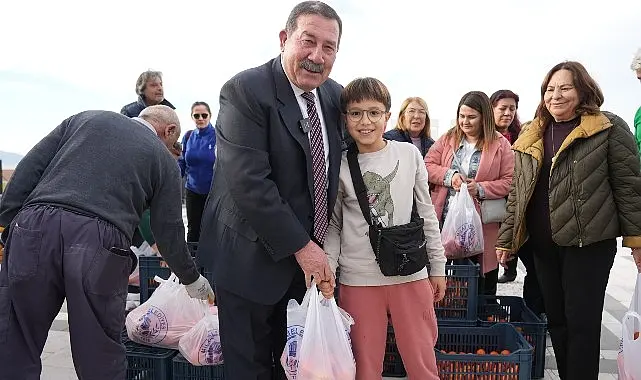 Geçtiğimiz günlerde ilçe merkezinde vatandaşlara yaklaşık 3 ton portakal dağıtan