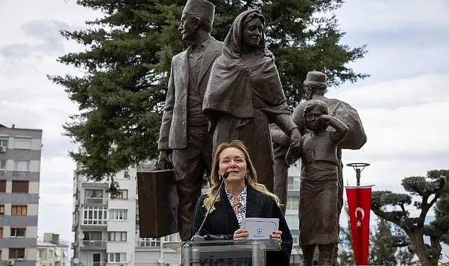 Konak Belediyesi’nin mübadelenin 102’nci yıldönümü anısına Mübadele Anıtı önünde düzenlediği