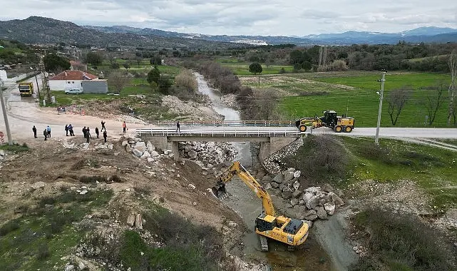 Muğla Büyükşehir Belediyesi, Yatağan’ın Hacıbayramlar Mahallesi’nde yağışlar sonrası çökmeler yaşanan