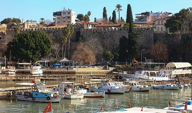 Antalya Büyükşehir Belediyesi, Kaleiçi Yat Limanı’nda bulunan ve tehlike arz