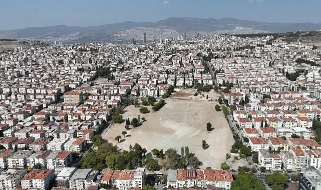 İzmir Büyükşehir Belediye Başkanı Dr. Cemil Tugay, basın mensuplarının Buca