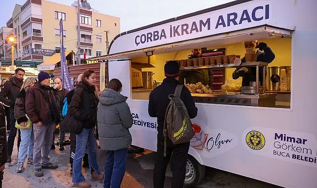 Buca Belediyesi’nin soğuk kış günlerinde başlattığı sıcak çorba ikramı vatandaşlardan