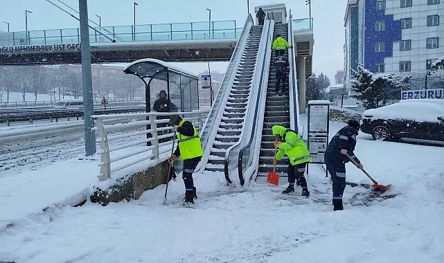 Kocaeli Büyükşehir Belediyesi etkili olan yoğun kar yağışından vatandaşların ve