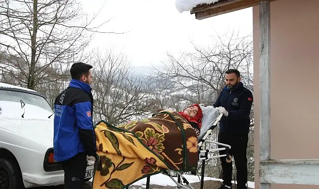 Kocaeli Büyükşehir Belediyesi, hastaneye gitme imkanı olmayanlar vatandaşlara mavi ambulanslar