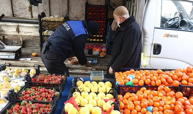 Kartepe Belediyesi Zabıta Müdürlüğü ekipleri, ilçe genelinde pazar yerlerinde denetim